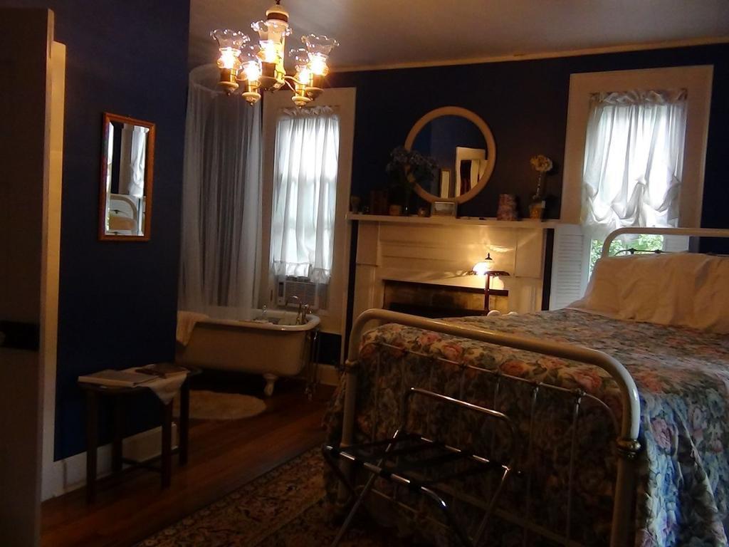Buffalo Tavern Bed And Breakfast West Jefferson Quarto foto